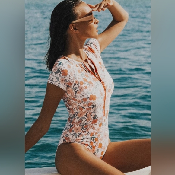 CUPSHE Elodie Ditsy Zipper Short Sleeve One Piece - Picture 4 of 4